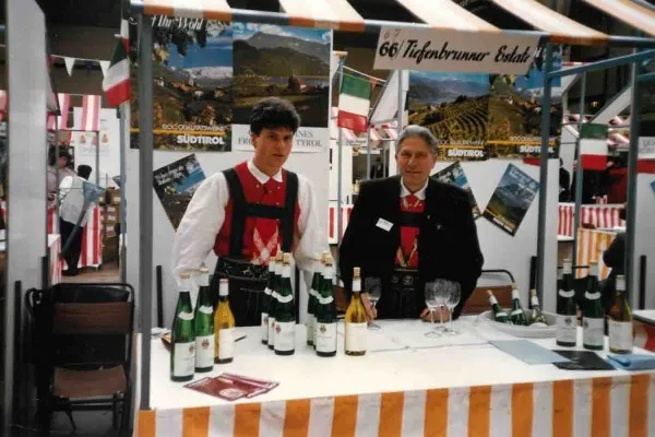 Christof e Herbert Tiefenbrunner_Fiera del vino a Londra 1982 Christof e Herbert Tiefenbrunner_Fiera del vino a Londra 1982