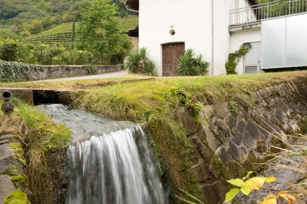 Acqua per la centrale idroelettrica_Torrente di Niclara Acqua per la centrale idroelettrica_Torrente di Niclara